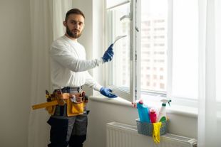 hombre limpiando ventana