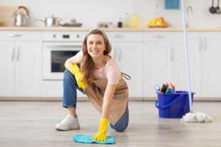 mujer limpiando suelo de cocina