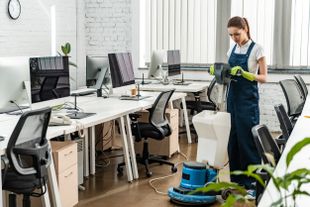 mujer limpiando oficina con maquina